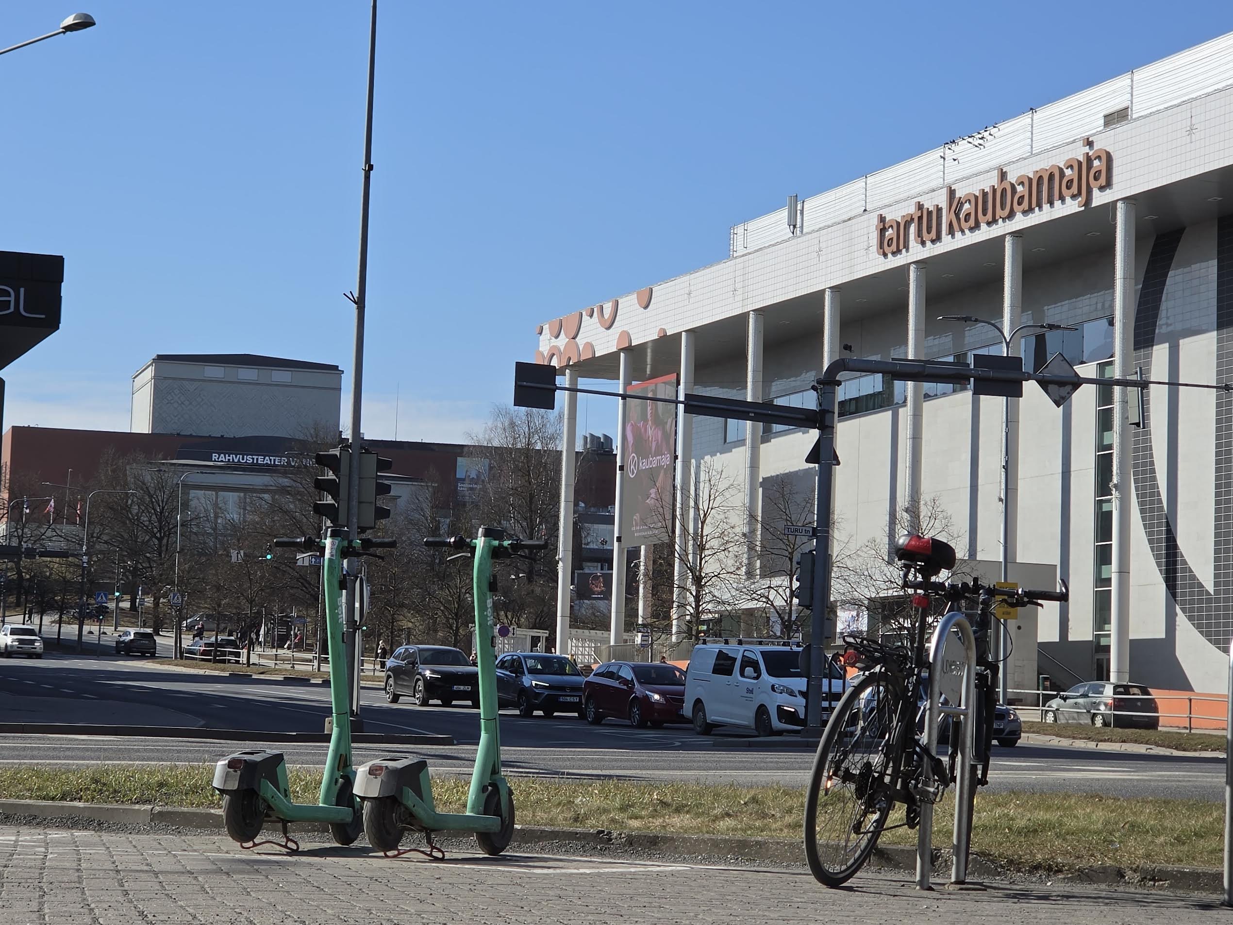 Hoolimata kevadistest ilmadest Võru linnapildis Bolti laenurattaid ei näe. Küll olid kevadekuulutajad 23. märtsil sõiduvalmis Tartu kesklinnas. Foto: AIGAR NAGEL